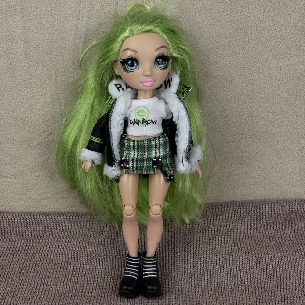 Rainbow High Jade Hunter Winter Break Doll 11in Green Articulated‎ Edgy Plaid